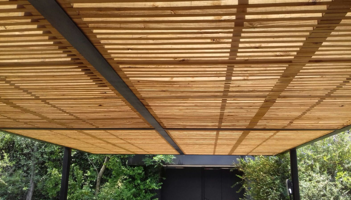 pergolas para terraza de acero con madera o aluminio y cristal templado