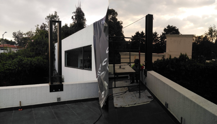 pergolas para terraza de acero con madera o aluminio y cristal templado 