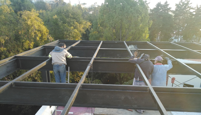 pergolas para terraza de acero con madera o aluminio y cristal templado 