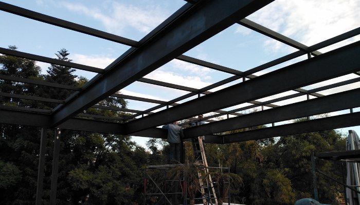 pergolas para terraza de acero con madera o aluminio y cristal templado 