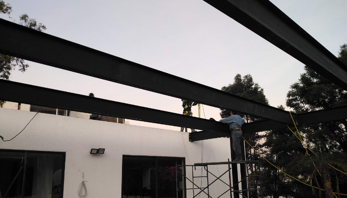 pergolas para terraza de acero con madera o aluminio y cristal templado 