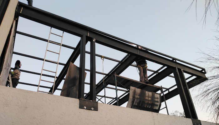 pergolas para terraza de acero con madera o aluminio y cristal templado 