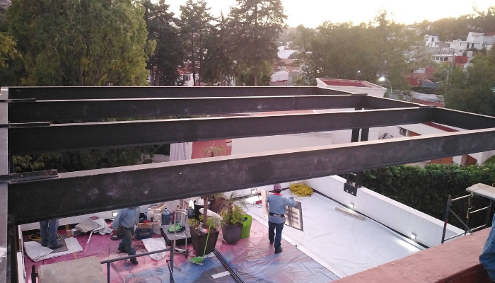 pergolas para terraza de acero con madera o aluminio y cristal templado 