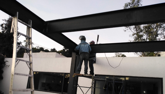 pergolas para terraza de acero con madera o aluminio y cristal templado 