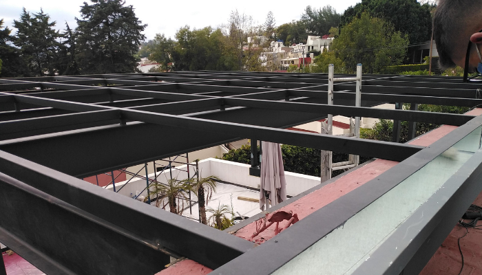 pergolas para terraza de acero con madera o aluminio y cristal templado 