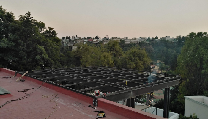 pergolas para terraza de acero con madera o aluminio y cristal templado 