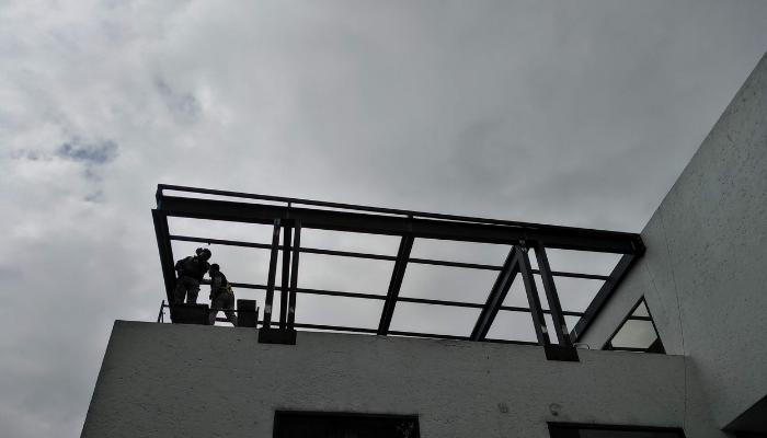 pergolas para terraza de acero con madera o aluminio y cristal templado 