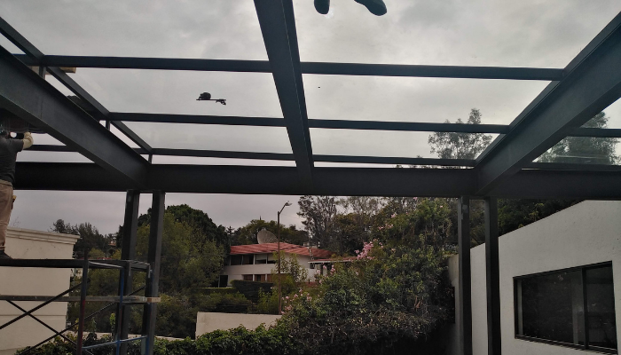 pergolas para terraza de acero con madera o aluminio y cristal templado 