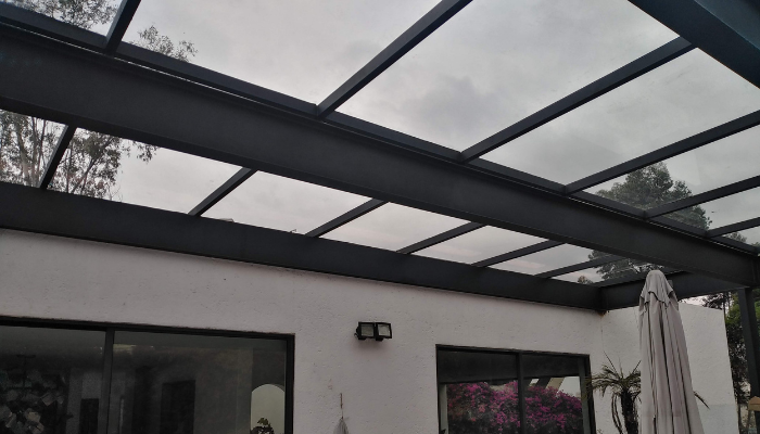 pergolas para terraza de acero con madera o aluminio y cristal templado 
