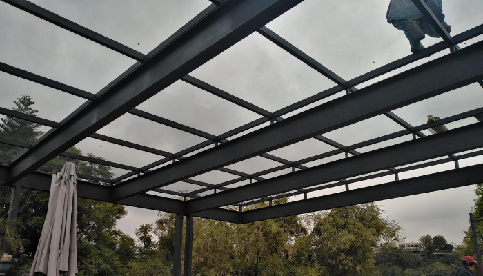 pergolas para terraza de acero con madera o aluminio y cristal templado 
