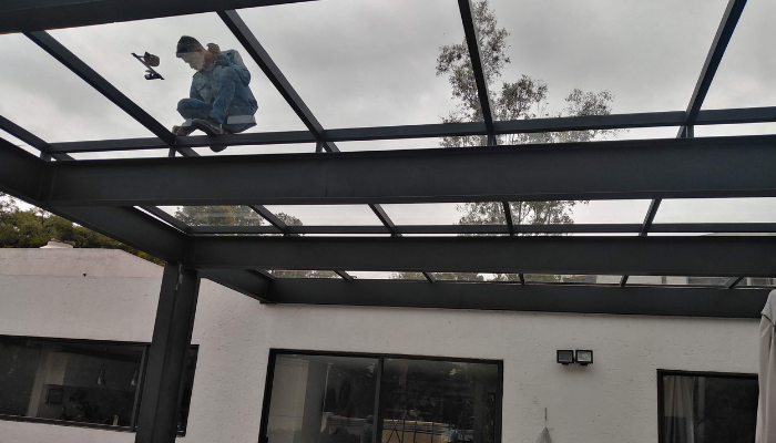 pergolas para terraza de acero con madera o aluminio y cristal templado 