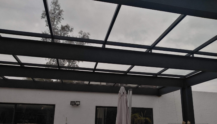 pergolas para terraza de acero con madera o aluminio y cristal templado 