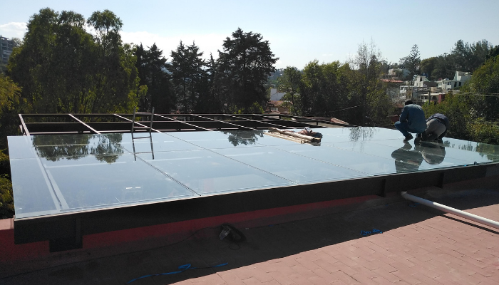 pergolas para terraza de acero con madera o aluminio y cristal templado 