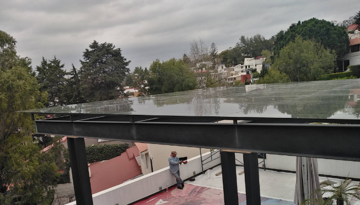 pergolas para terraza de acero con madera o aluminio y cristal templado 
