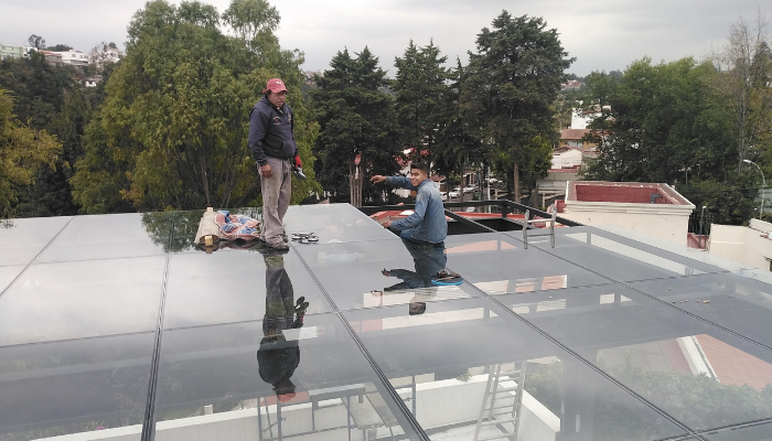 pergolas para terraza de acero con madera o aluminio y cristal templado 